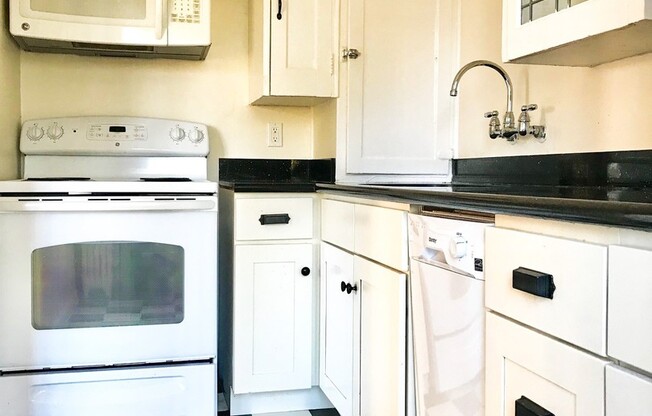 1 bed, 1 bath, 590 sqft, $2,095, Unit 13