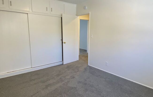 2 beds, 1 bath, 702 sqft, $2,350, Unit B18