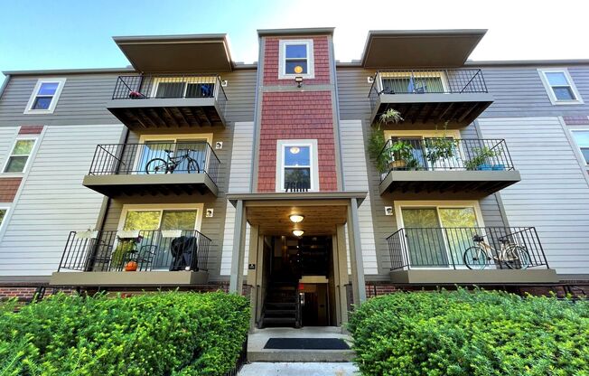 2 beds, 1 bath, 870 sqft, $1,325, Unit 7600110