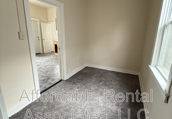1643 S 7 ST