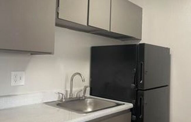 2 beds, 1 bath, 900 sqft, $1,051, Unit 16D