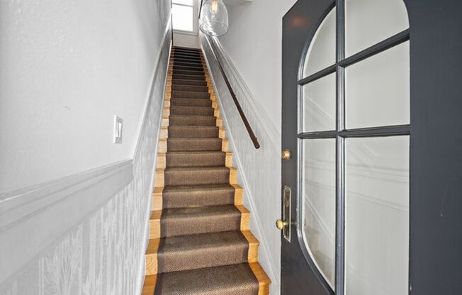 Gorgeous 4BR/2.5BA Nob Hill Home with Shared Rooftop Deck, Parking Space Included & In-Unit Laundry