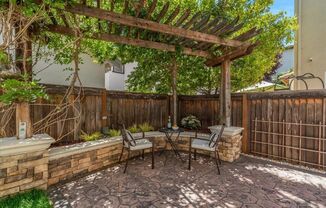 Top Notch Eagle Ridge Courtyard Home