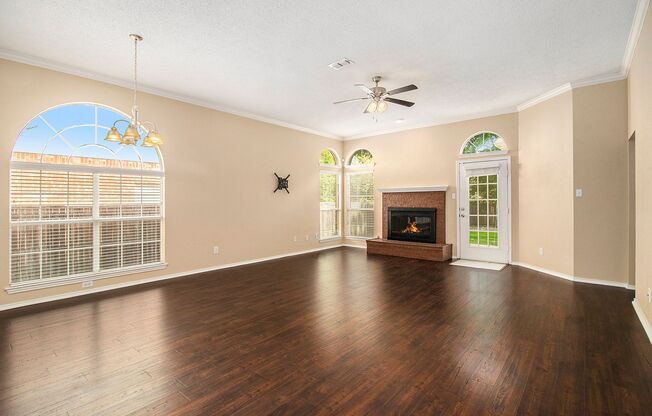 This 1,554 square foot home in Plano, TX offers comfort and convenience.