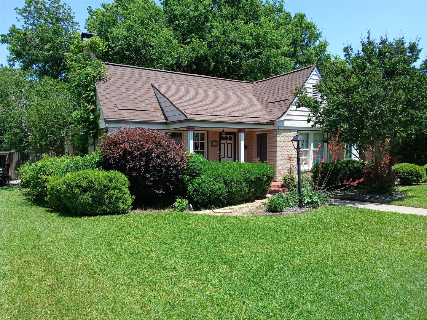 HOUSE in KESSLER PLAZA