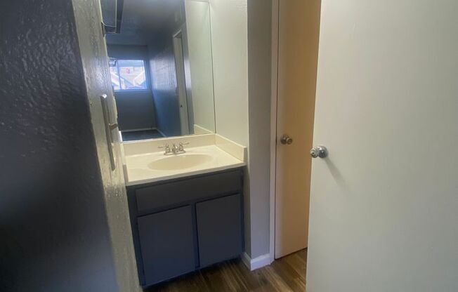 2 beds, 1 bath, 900 sqft, $1,051, Unit 09H