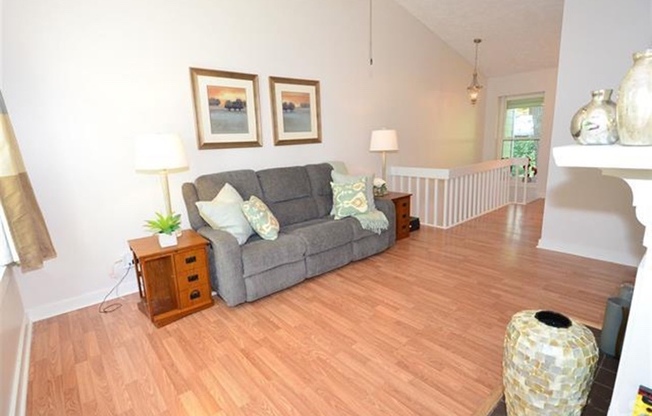 Charming 2Br 1.5Ba Townhome in Cary! Available 10/21!