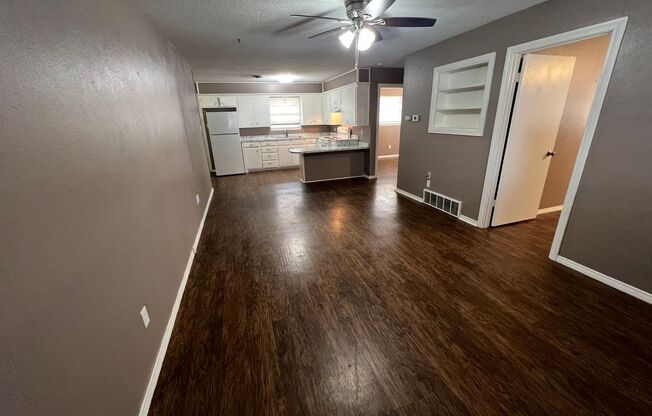 2 beds, 1 bath, 952 sqft, $900