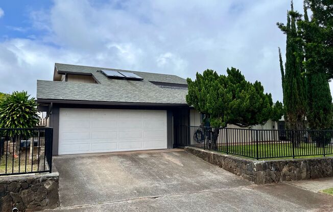 Mililani Town: 4 bed, 2.5 bath House with Den and Large Patio