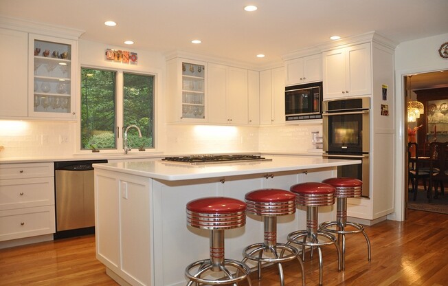 4 CRESTVIEW LN