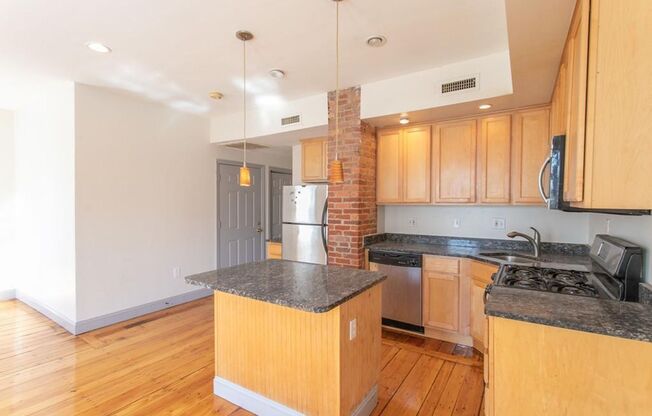 Second Floor Spacious 3 Bd 1 Bath Near NorthEastern