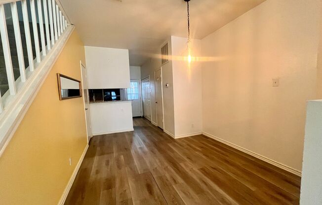 2 Bedroom/2.5 Bath Townhome! Close to Major Hwys: 281-1604-410