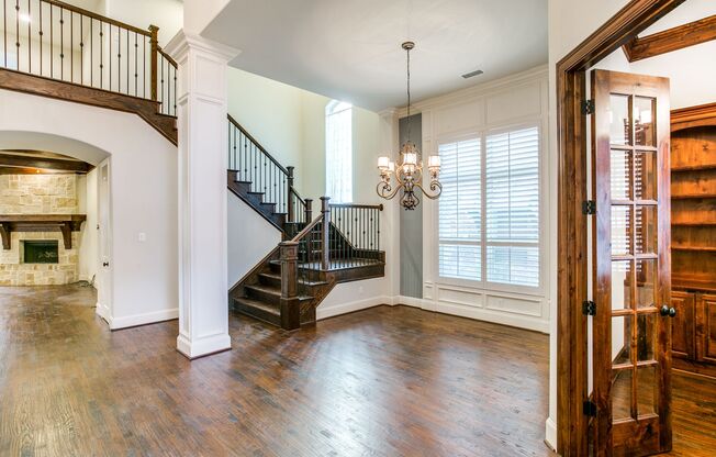 Lovely House in Las Colinas with Lots of Amenities