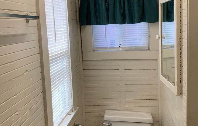 Studio, 1 bath, 320 sqft, $900, Unit 9