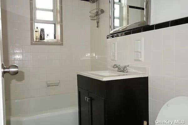 1 bed, 9 baths, 800 sqft, $2,100, Unit 3D