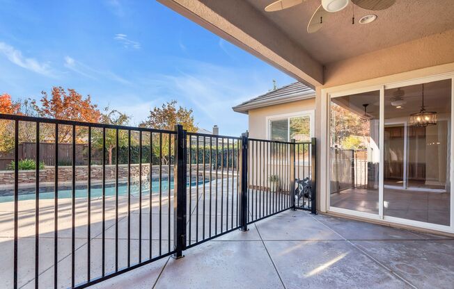 Gorgeous Single Story Home with a Sparkling Pool and Spa!