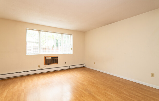 Studio, 1 bath, 325 sqft, $1,950, Unit 17