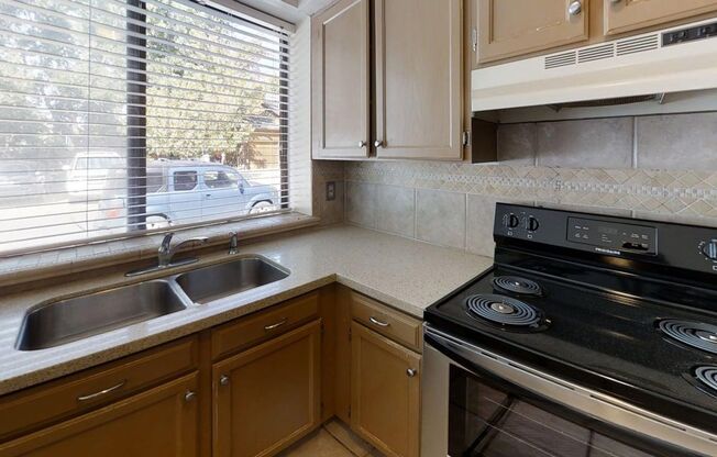 Spacious Willow Springs Townhome Near Trails, Shopping & Dining