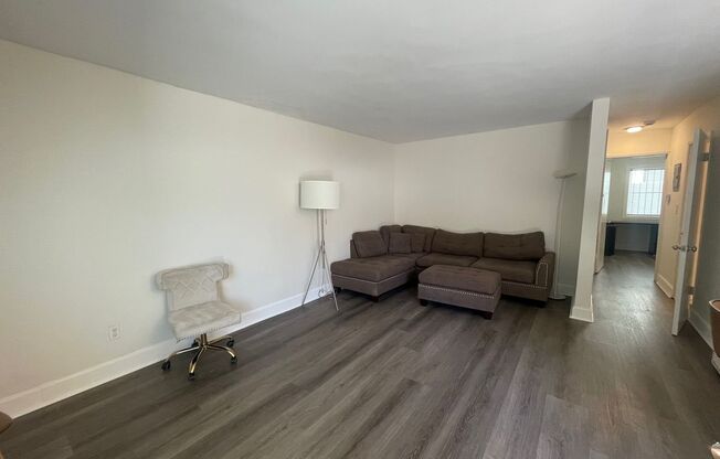 2 beds, 1 bath, $2,610, Unit 4