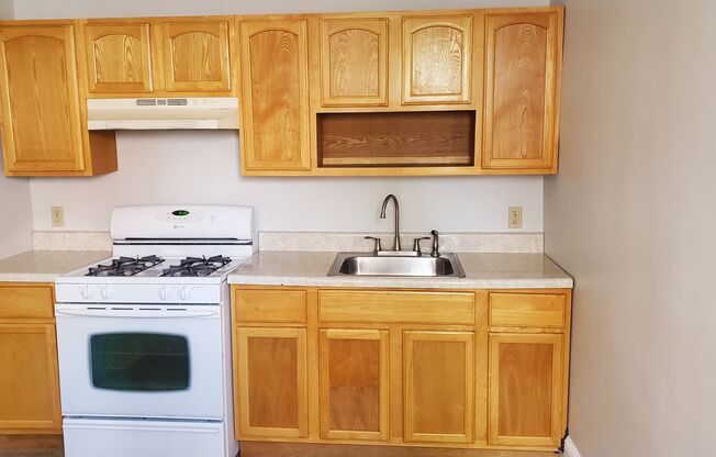 2 beds, 1 bath, $1,100, Unit 2nd Floor