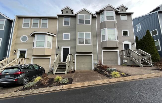 Beautiful Townhome With A/C and Mt. Hood View!