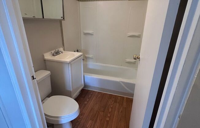 1 bed, 1 bath, 800 sqft, $1,300, Unit 403