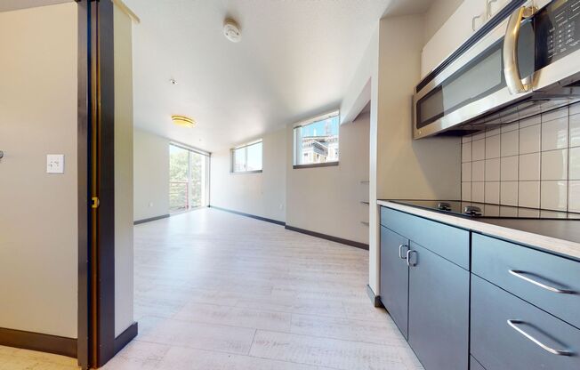 Studio, 1 bath, 295 sqft, $1,146, Unit 304