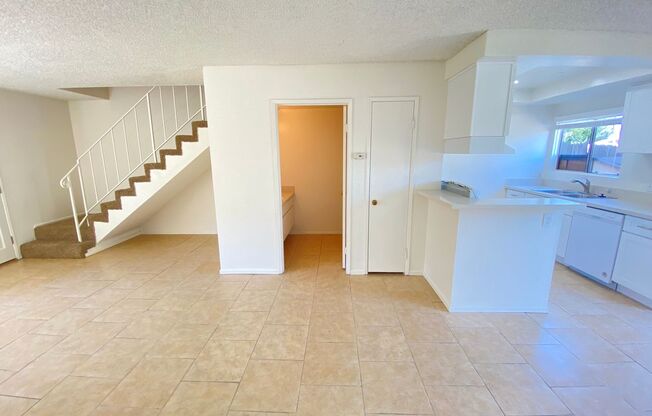 2 Bed 1.Bath Townhouse -Parking Included