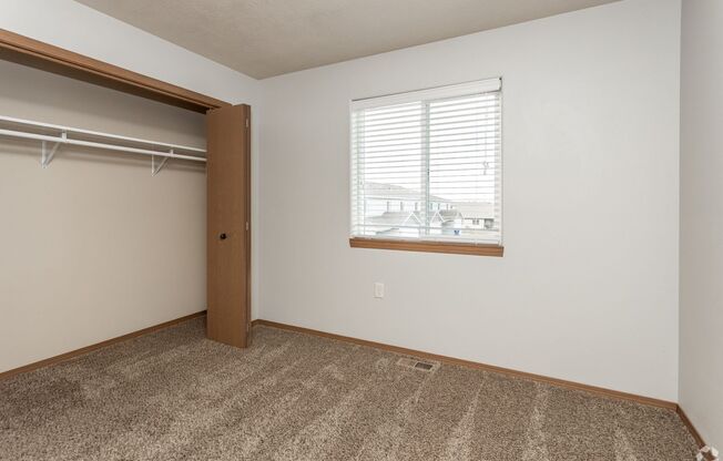 3 beds, 2.5 baths, 1,260 sqft, $1,640, Unit 6800-04
