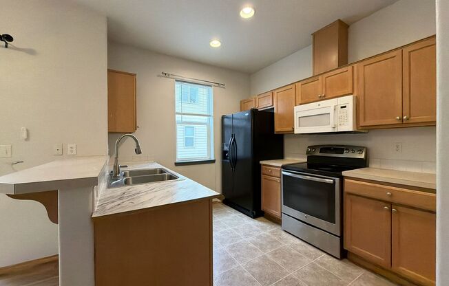 Bright Beaverton Townhome with Spacious Living Areas, Decorative Fireplace & Functional Kitchen