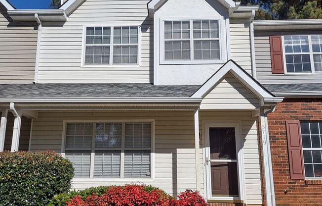 Beautiful Townhome located in the Prescott Village Complex !