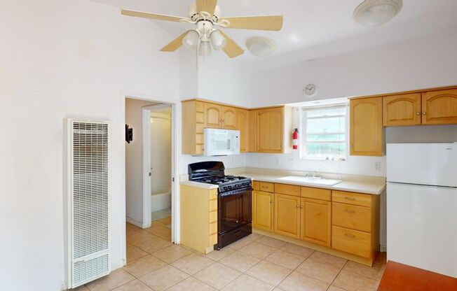 Charming One-Bedroom Backhouse in the center of Coronado's Village