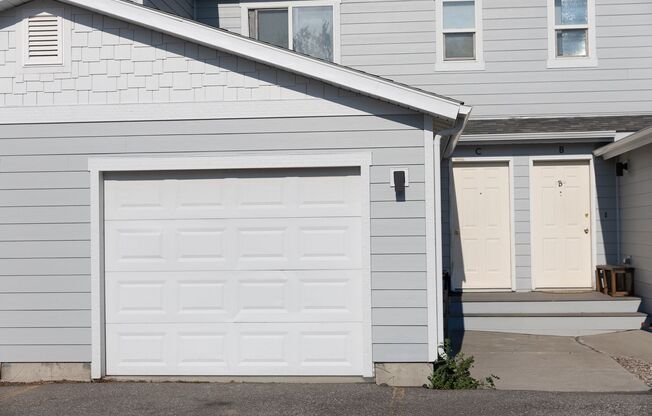 Bright & Convenient Townhouse Living!