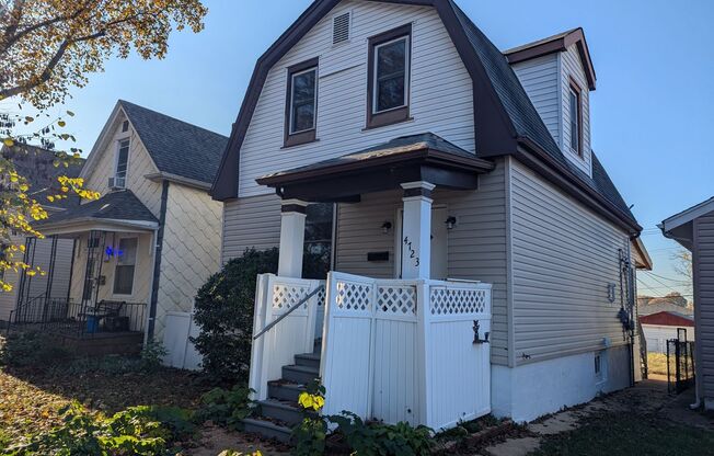 Cozy and Spacious, Excellent Neighborhood, Great Street, So Much Parking!