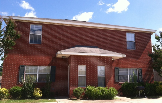 3bed/2bath duplex in Twin City for August!