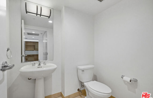 1 bed, 1.5 baths, 997 sqft, $4,450, Unit 610