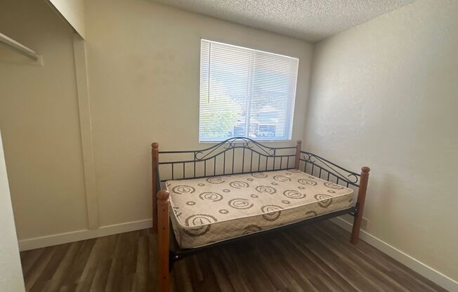 1 bed, 1 bath, $450, Unit Room 6