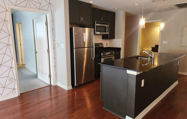 2 beds, 1 bath, $2,200, Unit # 323