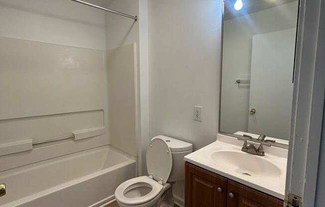 2 beds, 1 bath, $1,400, Unit 836 N Preston St - D