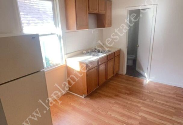 3 beds, 1 bath, 1,124 sqft, $850, Unit Upper