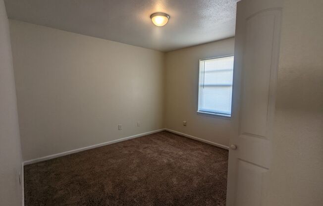 2 Bedroom 1 Bathroom Apartment w/ Washer/Dryer hookups