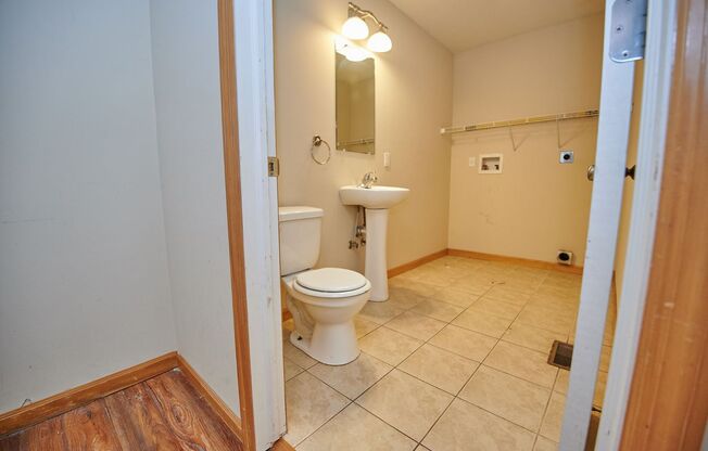3 beds, 2.5 baths, 1,364 sqft, $1,420, Unit 33W