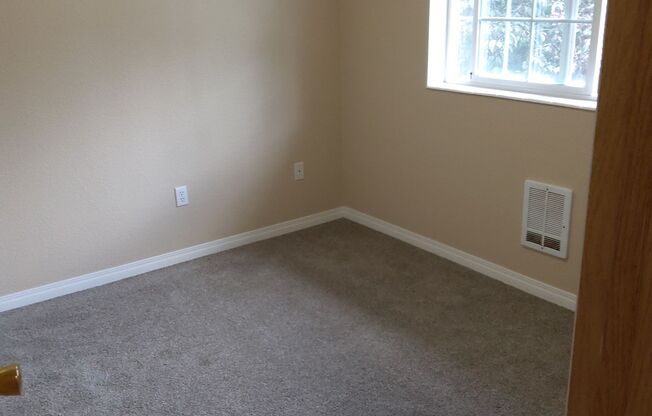 2 beds, 1 bath, 750 sqft, $1,375, Unit Bluff-6
