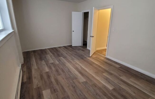 3 beds, 1 bath, $1,795, Unit 25-01