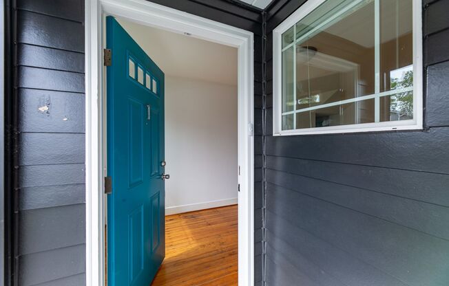 Amazing 3bed/1bath Fourplex with Private Backyard!