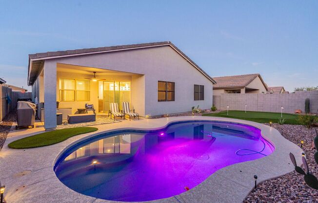 Beautiful Home! Pool! Putting Green! Mountain Views!