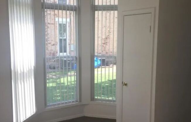 Downtown Studio-Available Now - Enjoy a studio located quietly between market square & downtown Lafayette. On bus route!