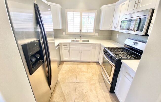 STUNNING 2 BEDROOMS 2.5 BATHROOMS TWO STORY TOWNHOUSE IN GATED COMMUNITY!