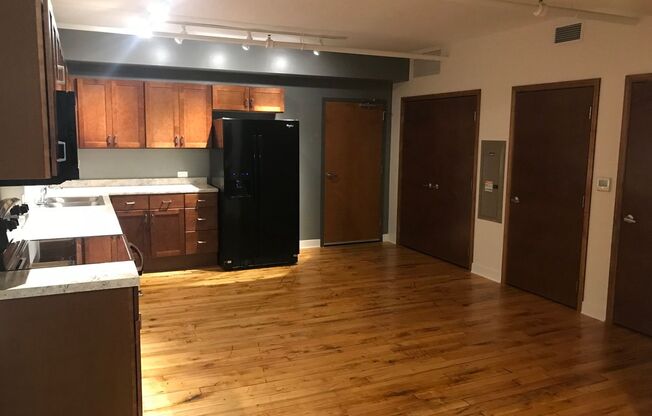 1 bed, 1 bath, 907 sqft, $900, Unit Smulekoff's Lofts - 411