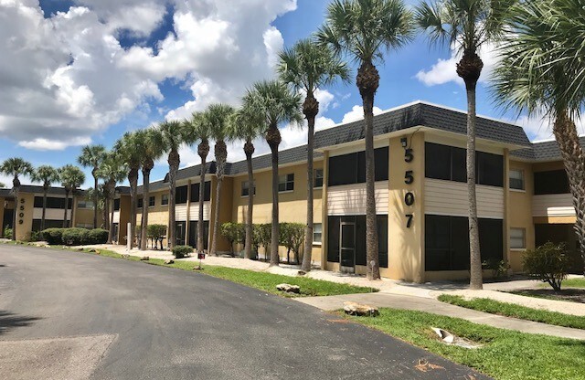 1/1 WITH BALCONY - CLOSE TO SHOPPING/COLLEGES/BEACHES